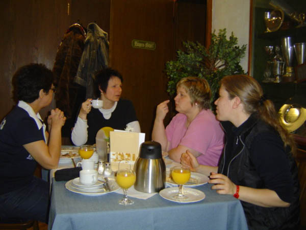 Melle am nächsten Morgen beim Frühstück - Uta, Anja, Stephie, Marion